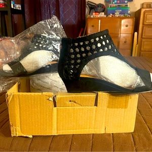 Women’s size 8.5 brand new